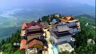 地理周边环境与建筑布局：三沉重院落依山而建， 四面环山