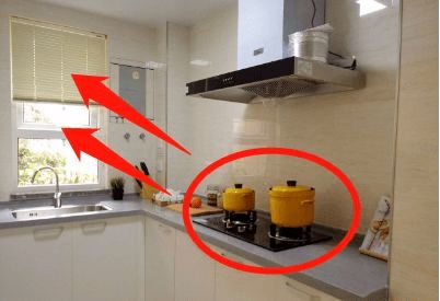 炉灶与门窗的相对位置