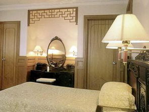 客厅中的镜像布局：聚气与空间的考量