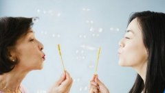 四、 坚强独立与原则底线的坚守