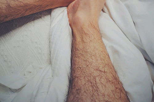 1. 手背毛发稠密——创新力与顺遂之象