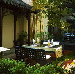 如何调整风水师院子不规则布局，使水池风水更佳？