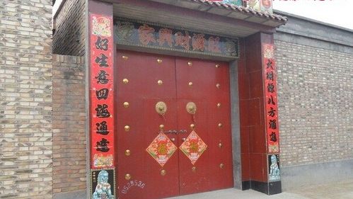 大门对向上楼梯：吉气难聚