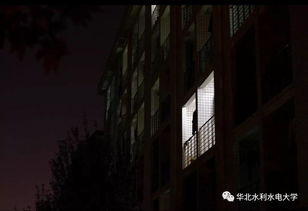 2.1 声音与笑声交织的感官冲击