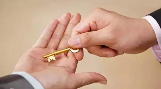 八字官和印、印官穴的位置在哪里？