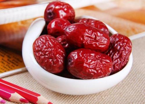 女人梦见吃大红枣是什么预兆或象征？