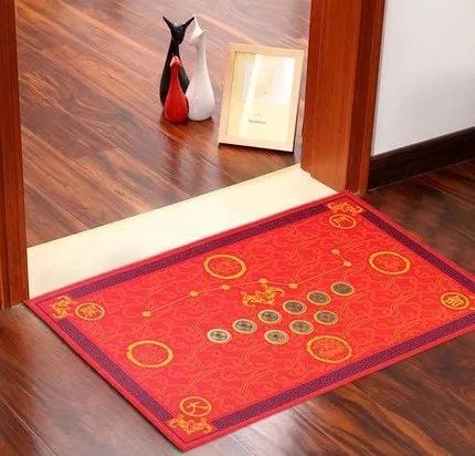 1. 金色或黄色地垫：西方与西北方的财富之源