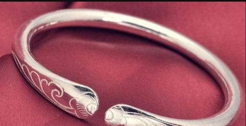 女命八字轻带金手镯合适吗？五行命中有三金的女人是什么命？