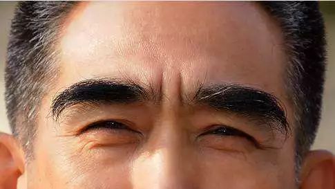 眉毛直直的男人是否代表他是个顾家的好男人，后段杂眉又意味着什么？