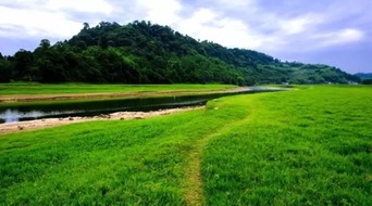 5. 四川阿坝——藏区风情与高原草原 (夏季平均温度：18-25℃, 适合年龄：10岁以上)
