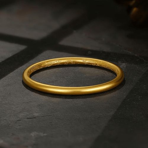 （一）材质与价格的辩证关系：翡翠与黄金的五行属性比较