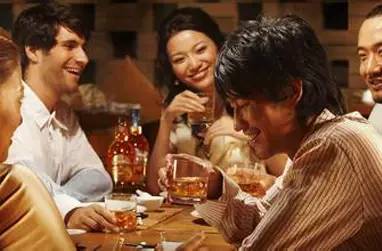 喝酒前喝什么饮品既不易醉又保护胃部？