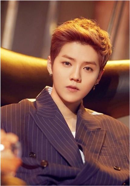 鹿晗和关晓彤的现状如何，与之前鹿晗老黄历中的预言有何关联？