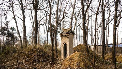 墓碑铭文的文化溯源与风水意蕴：一项关于象征符号的深度解读
