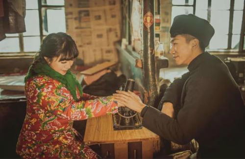 依兰爱情故事中的算命先生是谁？依兰爱情故事讲述的是哪位女主角的故事？