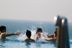 我为什么会梦见自己跟别人一起在水里玩耍呢？