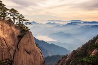 位置与特色：黄山脚下的“爱河”，  风光背后的混乱