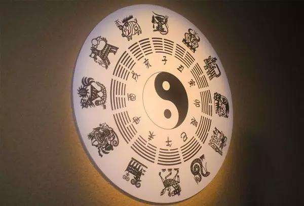 八字命硬的人的八字是否较轻，是否意味着他们更长寿？