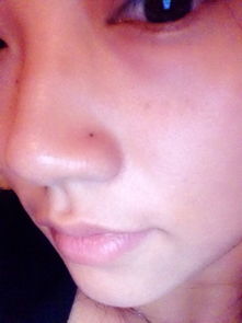 六、女性面相中的鼻下有痣