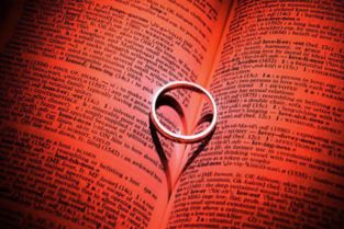 女人算命说有六年劫难，婚姻会坎坷曲折难如意，这是真的吗？