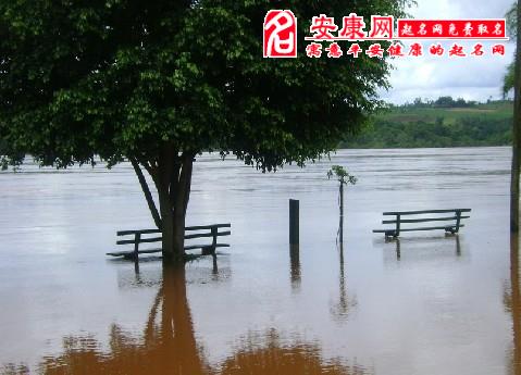 3. 孕妇在水中行走