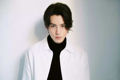 王鹤棣八字运势如何？腹肌线条明显吗？透露下命理分析？