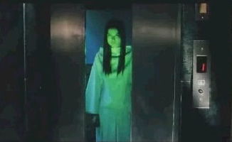 较深夜镜中的人影为何在诡异地笑？