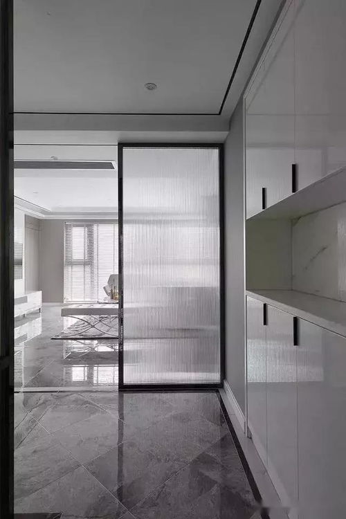 2. 屏风或隔断：阻挡穿堂风与增加空间层次感