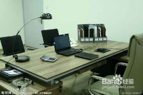 二、 环抱式办公桌布局：吉气凝聚与煞气化解