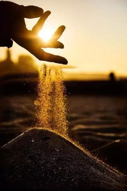 （三） 疏离与超然的自我放逐