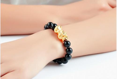 女性佩戴貔貅戒指的方位考量