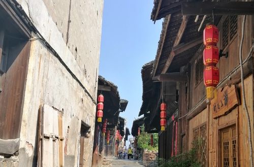 4. 美食：本地人菜市场买菜，  自己做饭更省钱