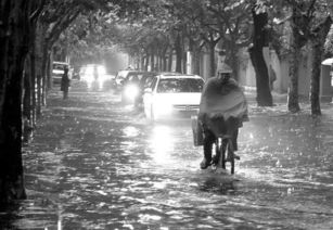 送葬的日子怎么下这么大雨，这送葬图片看起来好凄凉？