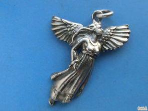 三、  饰品加持：护身符与开运石的能量共振