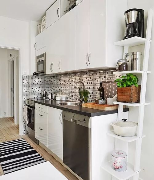 厨房三面窗户装修，如何避免大门对窗户风水问题？