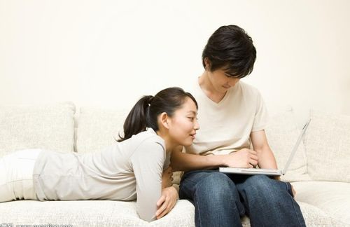 易欢八字教程中，如何根据八字判断男生适合学习什么专业？