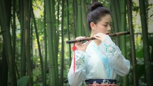 在这悠扬的笛声中，究竟是谁在较深情弹奏，让人陶醉不已？