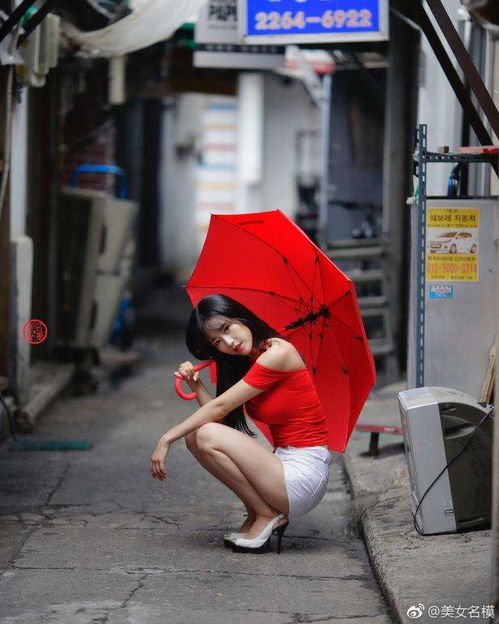 雨后街头， 伞下身影：一种深邃的心理景观