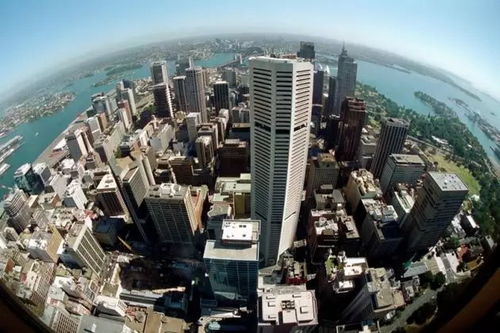 ：神圣空间与世俗居所的辩证博弈