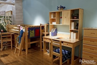 书桌上摆放风水学习桌摆件，如何选择适合女孩子的高级摆件呢？