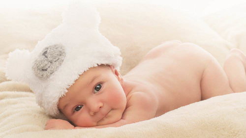 (3) 用颜色激发情绪 —— 红色代表热情， 蓝色代表宁静，绿色代表希望…… 把颜色对应到汉字上，如「红蕾」「蓝澜」「翠羽」，瞬间提升视觉冲击力。（记得颜色也有五行属性，要匹配好哦！） 🌈🌈🌈