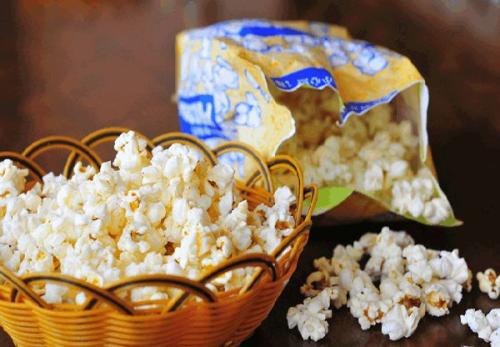 爆米花与糖沙豆：童年记忆与味觉文化的传承