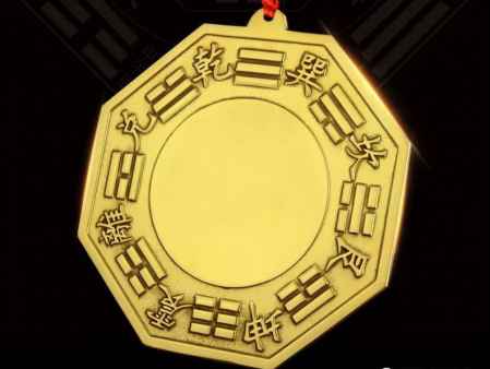 2、八卦镜：反射煞气的争议性选择