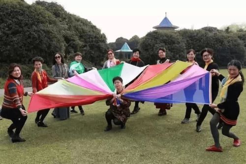 震惊！大妈旅游照曝光，网友直呼辣眼睛