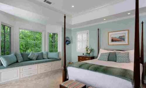 卧室窗正对十字路口，30平米的卧室风水如何调整？