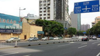 十字路口西南角商铺风水和车库入口旁商铺风水如何布局更佳？