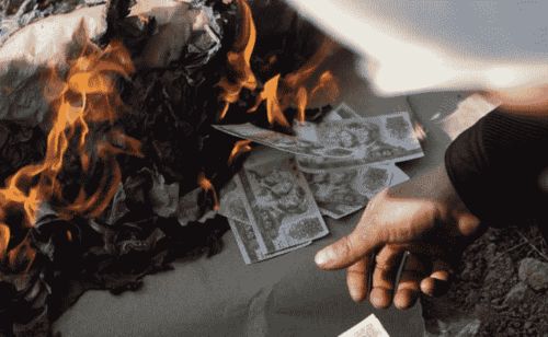 焚烧纸钱：象征性的债务偿还