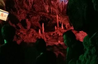 大溶洞真相：灯光秀+人肉三明治制造机