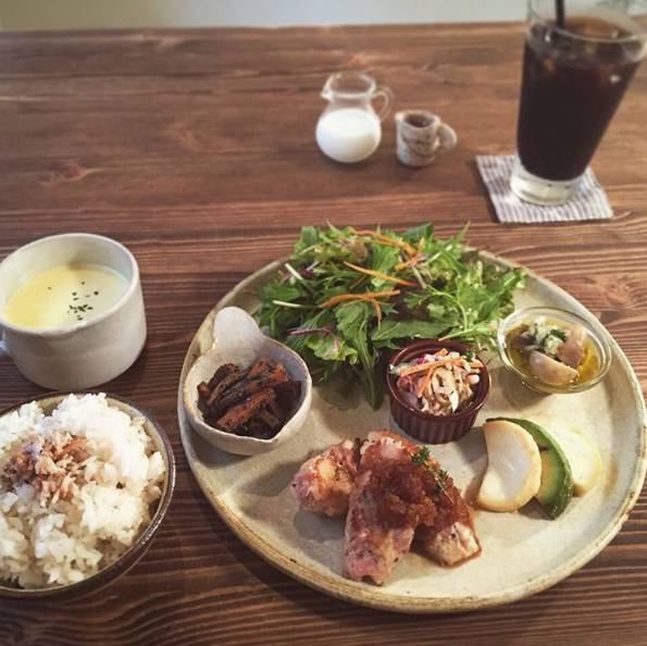 三、 美食乱炖：从便利店早餐到隐藏菜单拉面再到居酒屋 Happy Hour
