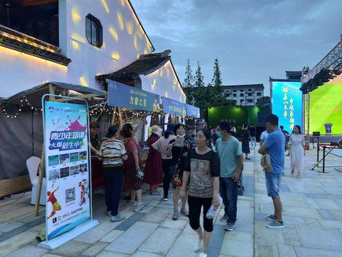 C路线：美食+购物双重灾难套餐（胃和钱包双双受伤）